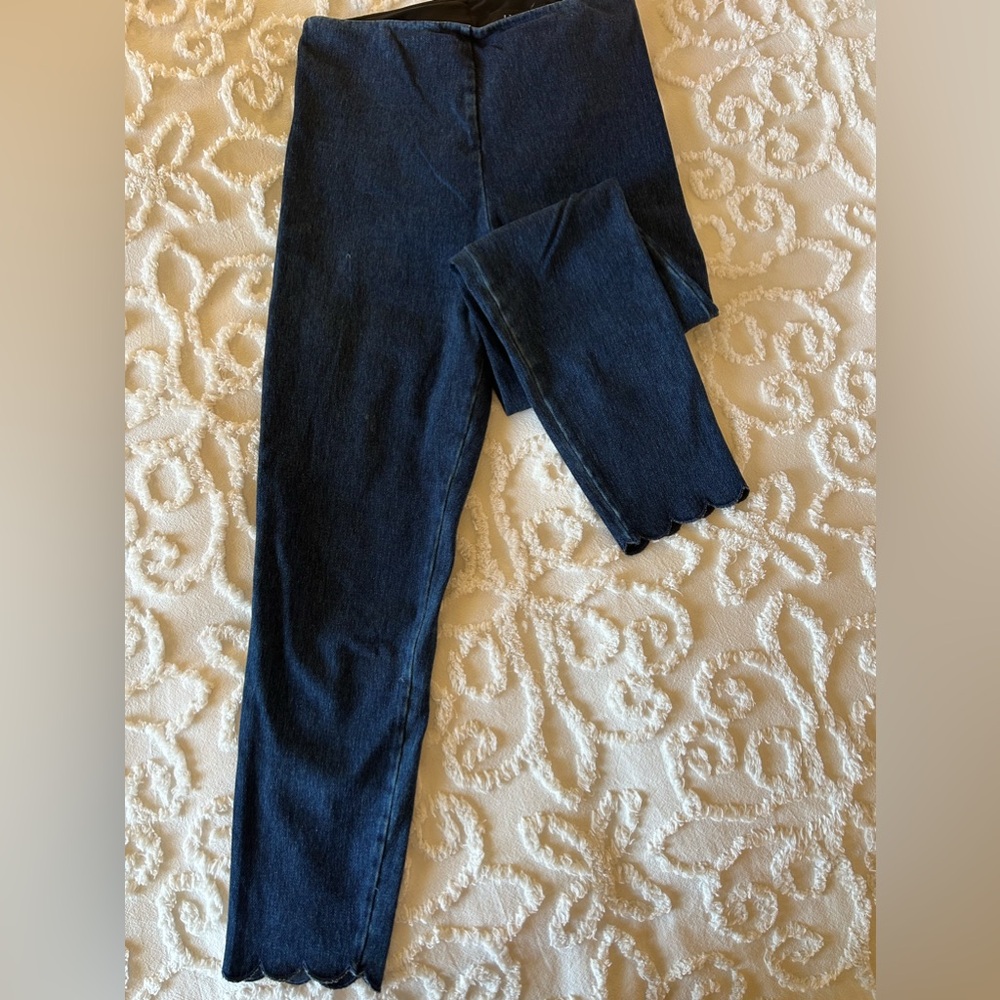 Lysse blue denim ankle length with scalloped bottom, size S